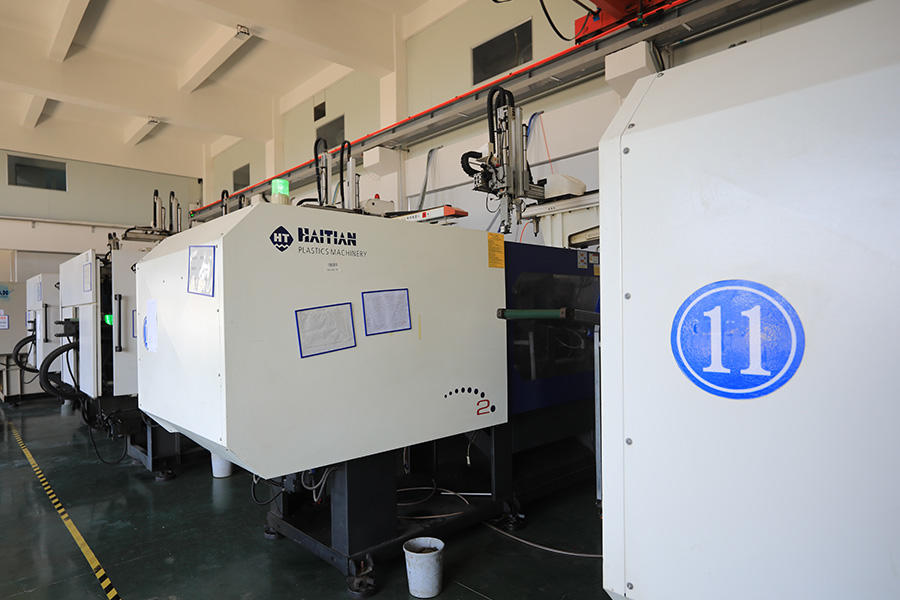 Injection molding equipment